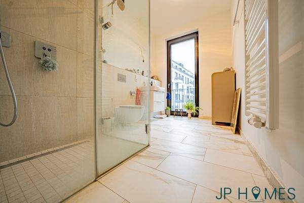 05_Badezimmer mit Tageslicht - Fenster zum Innenhof 