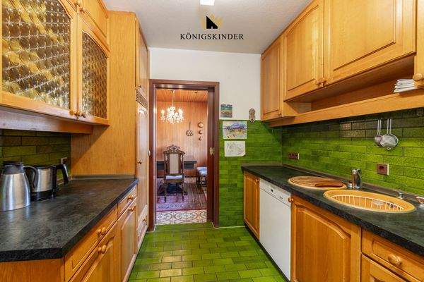 Küche mit Blick zum Essbereich