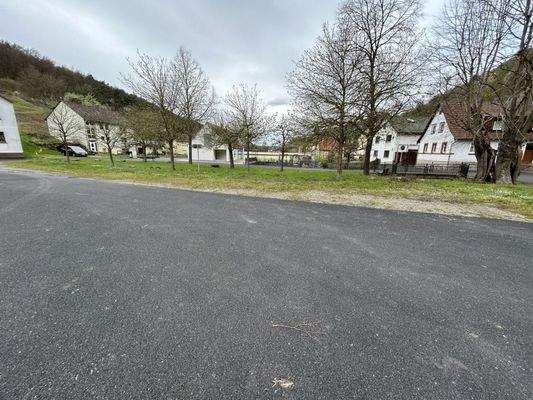 Parkplatz und Obstbaumwiese