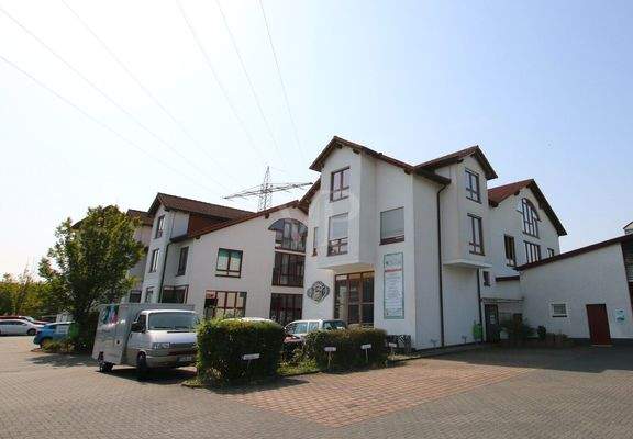 Ansicht mit Parkplatz