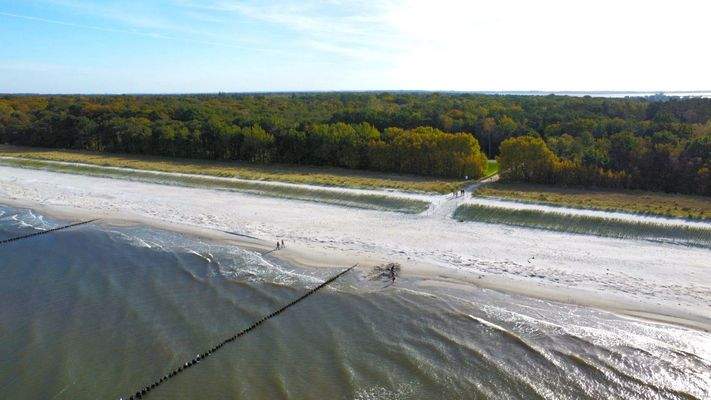 Luftbild mit Strandübergang der Anlage Achtern Diek