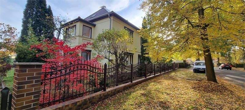 Ruhige Dorfstraße am See