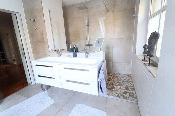 Badezimmer mit begehbarer Dusche OG