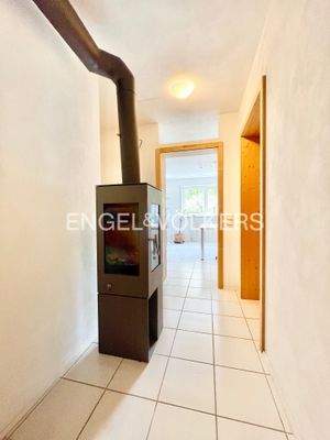 UG: Flur mit Kaminofen