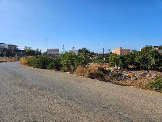 Kreta, Sisi: Baugrundstück im Zentrum des Dorfes zu verkaufen