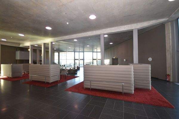 Lounge im Eingangsbereich des Gebäudes