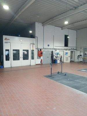 Blick auf Lackierkabine