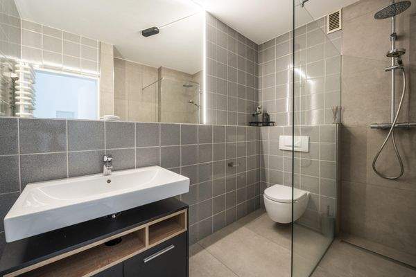 modernes Bad mit "Walk-in" Dusche!