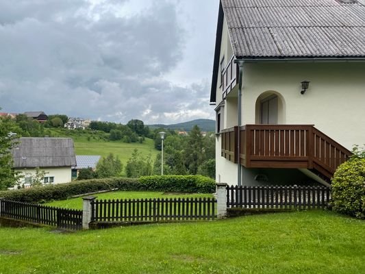 Giebelseite m. Balkon und Ausblick