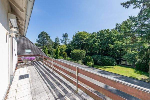 Zugang zum sonnigen Balkon mit Blick in den Garten