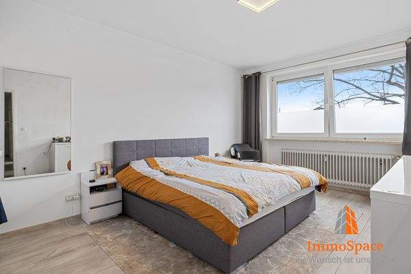 Großes Schlafzimmer mit viel Platz