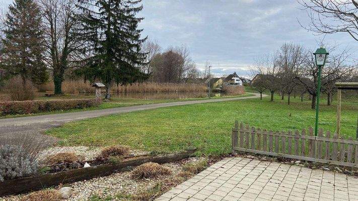 Blick v.d. Gastterrassezum Karpfenteich