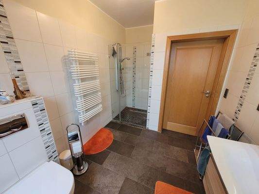 DG Badezimmer mit ebenerdiger Dusche
