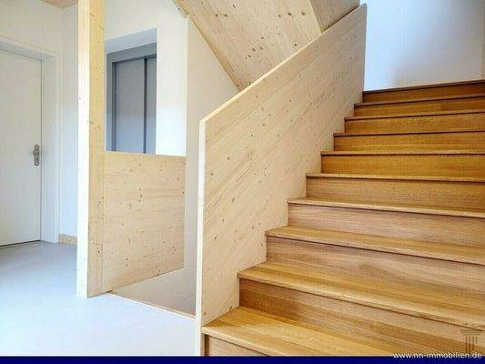 helles Treppenhaus mit Aufzug