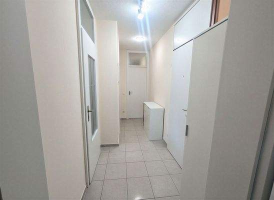 Flur - (KI generiert)