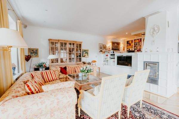 Wohnzimmer mit Kachelofen