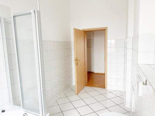 Tageslichtbad mit Blick Richtung Flurbereich