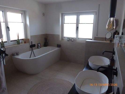 Bad mit Badewanne.JPG