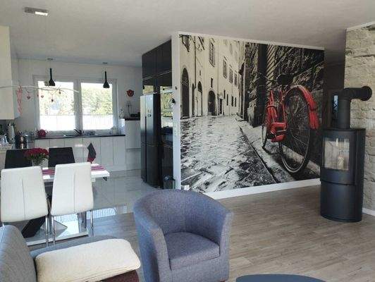 Offener Wohnraum mit Kamin