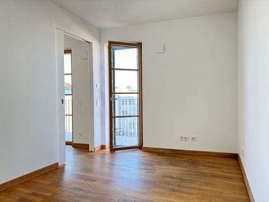 Schlafzimmer mit Zugang Balkon