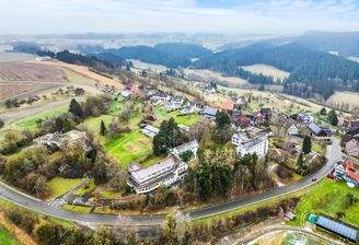 Ansicht auf Anwesen & die umliegende Gegend