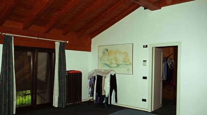 Schlafzimmer mit angrenzender Ankleide