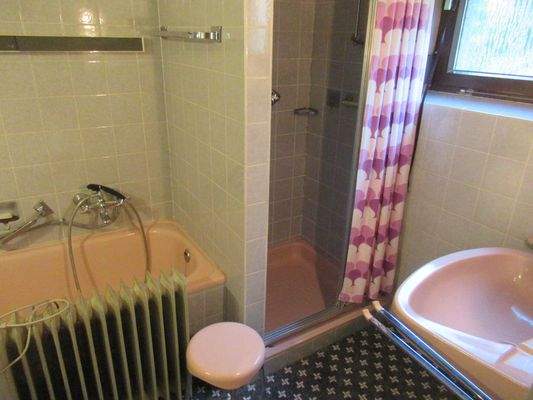 Bad mit Fenster im EG