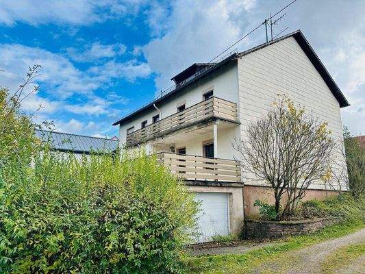 Großes Ein - Zweifamilienhaus mit Garage