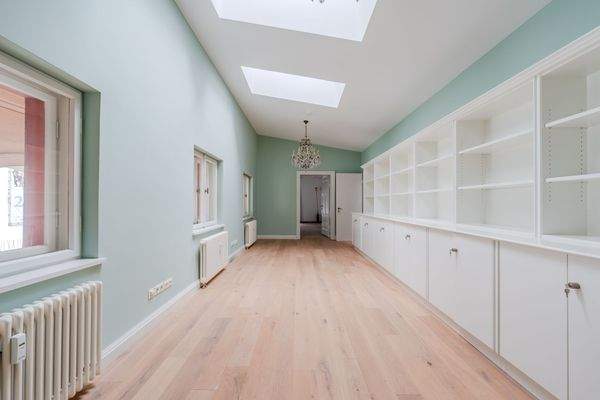 Lichtdurchfluteter Raum mit Stauraum 