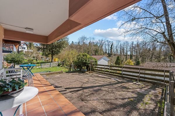 Terrasse anschließend an überdachten Balkon & Essbereich Niveau 2