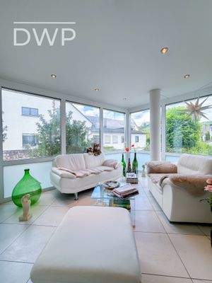 Gemütlicher und heller Wintergarten