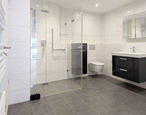 Badezimmer mit Fußbodenheizung und geräumiger Duschkabine