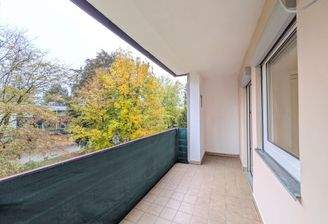 Balkon mit zwei Zugängen