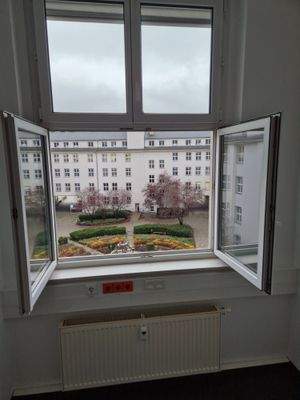 Blick in den Innenhof mit Brunnen