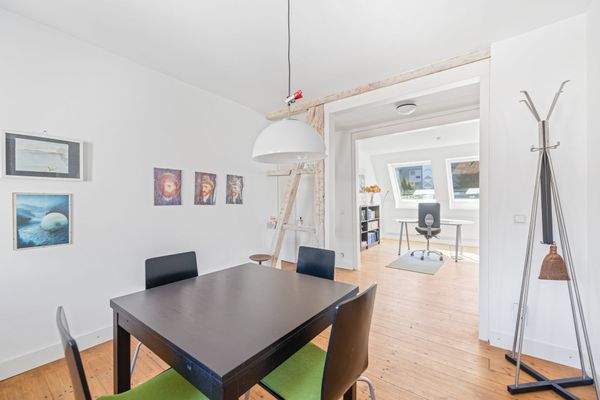 Essbereich mit Blick auf Arbeitsbereich DG