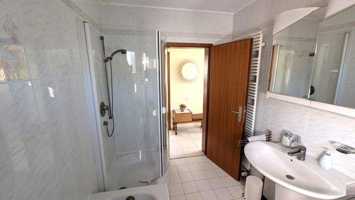 Obergeschoss Badezimmer mit Dusche und Badewanne