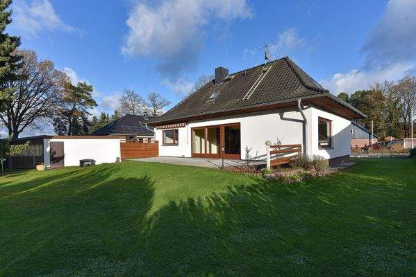 weitläufige Rasenfläche mit Rasenmähroboter 