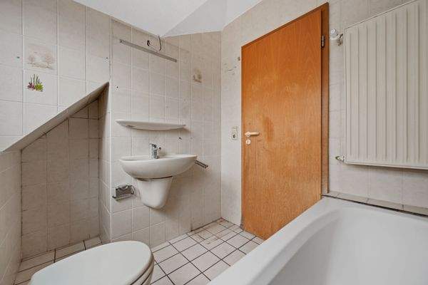 2. OG | Bad mit Wanne (2)