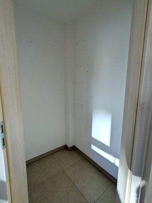 Praktische Speisekammer in der Küche