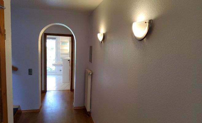 Flur OG2 mit Blick zum Tageslichtduschwannenbad