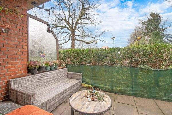 Geschützte Südostterrasse einer Wohneinheit mit gemütlicher Sitzmöglichkeit