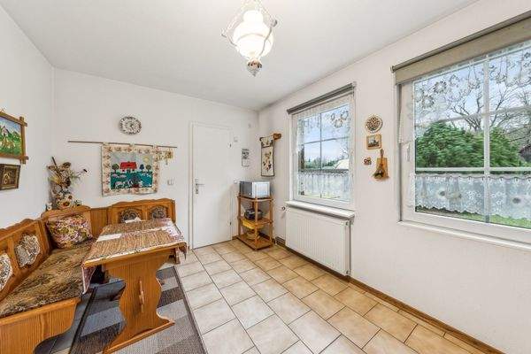 Küche mit Blickrichtung zum Essbereich und dem Hauswirtschaftsraum