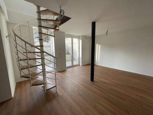 Wohnzimmer mit Wendeltreppe