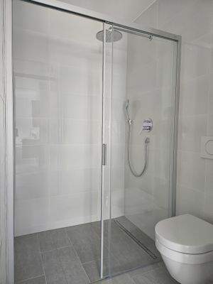 eine bodentiefe Dusche steht Ihnen zur Verfügung