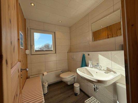 WC mit Fenster und Waschtisch