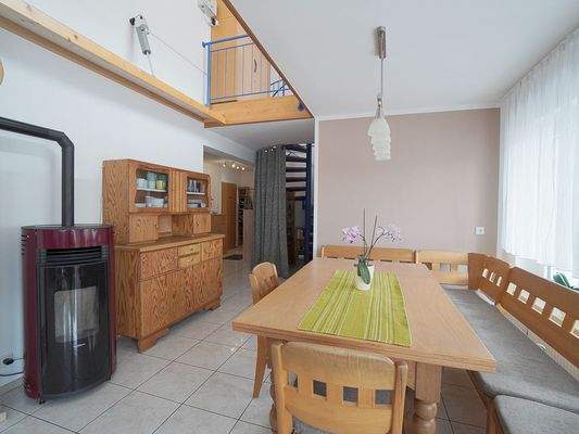 Essbereich mit Pelletofen (inkl. App-Steuerung)