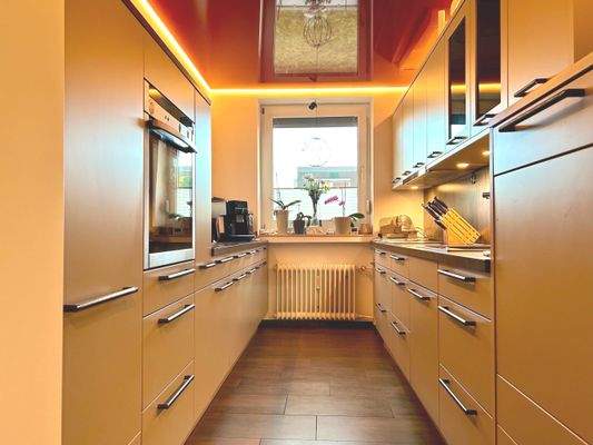 Individuelle Küche mit edler Spanndecke