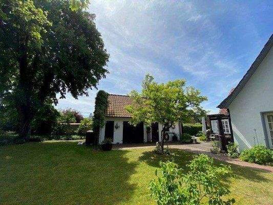 Garten und Nebengebäude.jpg