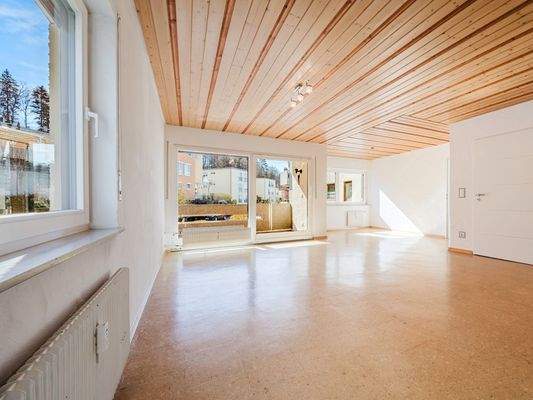 lichtdurchflutetes Wohnzimmer