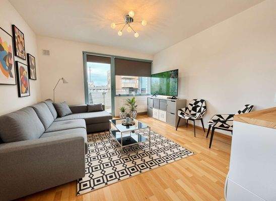 Helle große Fenster - (KI generiert)